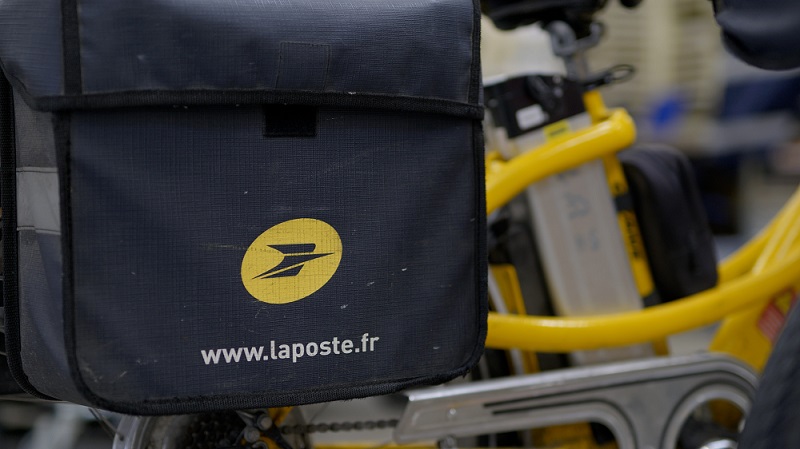 Distribution par un facteur